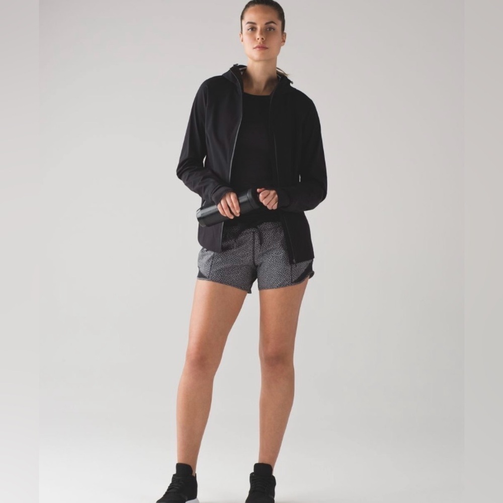 Lululemon Hotty Hot 4” Short Reflective
Frozen Fizz Reflective Silver Size 8
